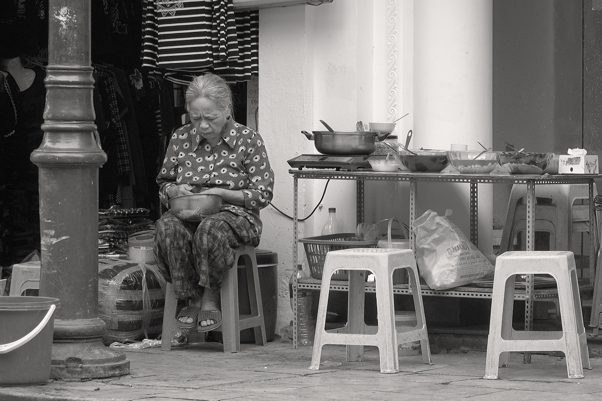 Christoph Radke, Vietnam, Hanoi, eine ältere Frau, die Gemüse putzt, 2018